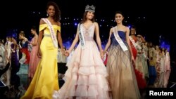 Natasha Mannuela dari Indonesia (kanan) bersama Miss Puerto Rico Stephanie Del Valle (tengah) dan juara kedua, Miss Dominican Republic Yaritza Miguelina Reyes Ramirez dalam kompetisi Miss World 2016 di Oxon Hill, Maryland, AS (18/12). (Reuters/Joshua Roberts)