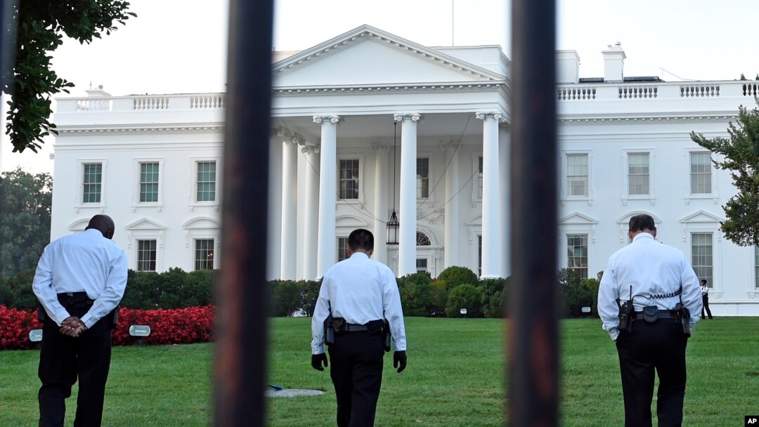 Para petugas Dinas Rahasia di bagian utara Gedung Putih di Washington, D.C. (20/9). (AP/Susan Walsh)