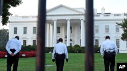 Para petugas Dinas Rahasia di bagian utara Gedung Putih di Washington, D.C. (20/9). (AP/Susan Walsh)