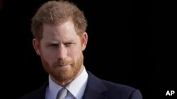 ARCHIVO - El Príncipe Harry de Gran Bretaña llega a los jardines del Palacio de Buckingham en Londres, el 16 de enero de 2020.