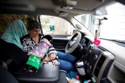 Una mujer busca abrigo del frío en su vehículo junto a sus mascotas en Corpus Christi, Texas, el 16 de febrero de 2021.