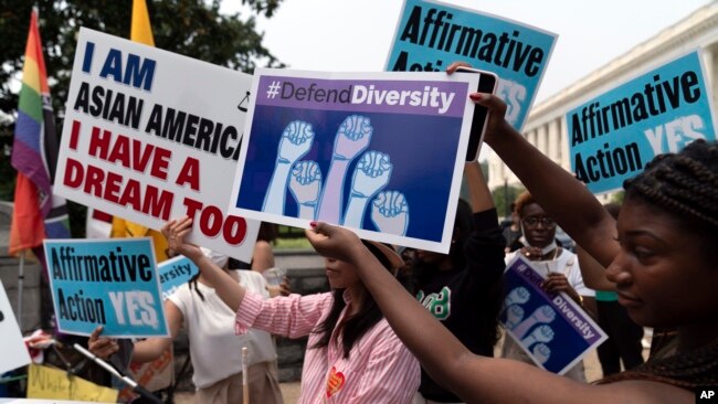 Manifestantes protestan frente a la Corte Suprema en Washington, el jueves 29 de junio de 2023, luego de que anulara la discriminación afirmativa en las admisiones universitarias, diciendo que la raza no puede ser un factor. (Foto AP/José Luis Magaña)