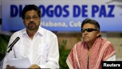 "Estamos abriendo el debate trascendental del tema de las víctimas", dijo el jefe negociador de las FARC, Iván Márquez (izq.).