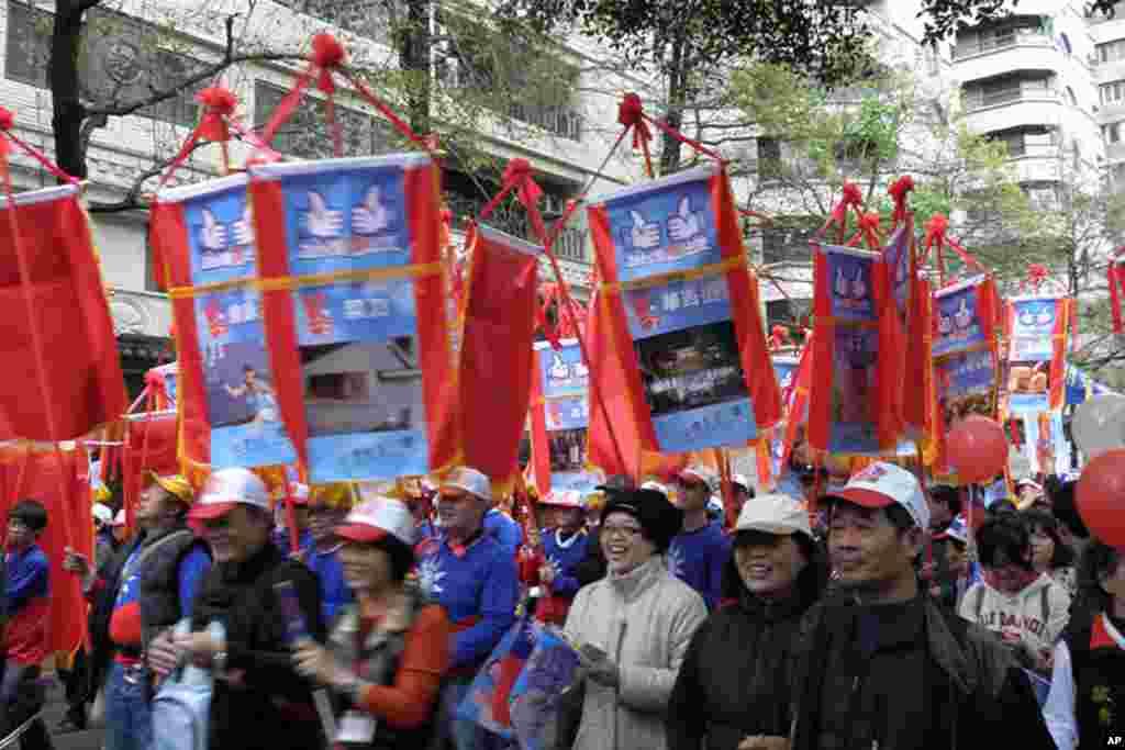 国民党1月8号在台北举行“为台湾赞出来”大游行(美国之音赵婉成拍摄)