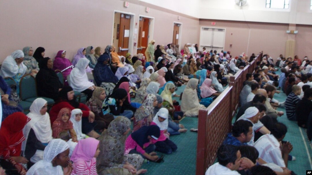 Bulan suci Ramadan dimulai hari Selasa (9/7) di Amerika, menurut Dewan Fikih Amerika Utara atau ISNA. Warga muslim beribadah di masjid-masjid setempat (foto: dok). 