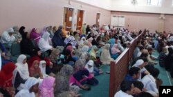 Bulan suci Ramadan dimulai hari Selasa (9/7) di Amerika, menurut Dewan Fikih Amerika Utara atau ISNA. Warga muslim beribadah di masjid-masjid setempat (foto: dok). 