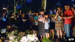 2018年6月28日，男女老少在上海举行烛光守夜活动，哀悼当天上海徐汇区桂林西街的世界外国语小学附近砍人事件的遇难者，两名小学生被砍身亡。