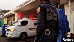 La policía describió el incidente como un caso de "alteración de orden público con uso de armas de fuego". Familiares de los reclusos exigen información al gobierno en disputa de Nicolás Maduro.