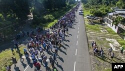 Vista aérea de los migrantes hondureños que se dirigen en caravana a los Estados Unidos, en la carretera que une Ciudad Hidalgo y Tapachula, estado de Chiapas, México, el 21 de octubre de 2018. 