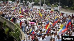 星期六在委内瑞拉首都加拉加斯游行抗议的民众