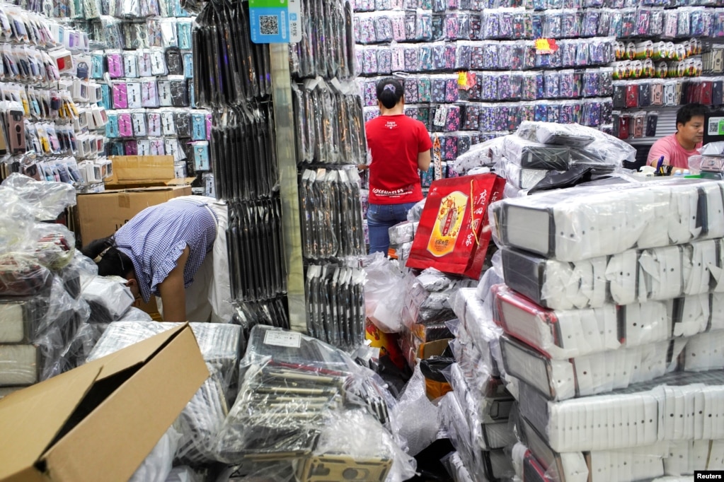 中国广东深圳在华强北商业街区工人们在一家商店工作。（2019年9月6日）(photo:VOA)