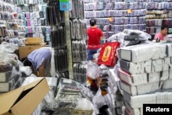 中国广东深圳在华强北商业街区工人们在一家商店工作。（2019年9月6日）