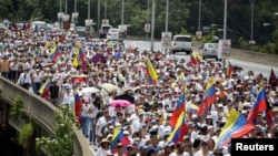 Pendukung oposisi Venezuela menggelar aksi unjuk rasa menuntut pelaksanaan referendum untuk menurunkan OPresiden Nicolas Maduro dari kekuasaan di Caracas, Venezuela, 22 Oktober 2016 (Foto: dok). 