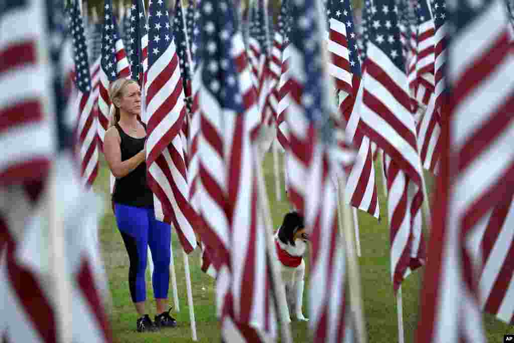 در برخی دیگر ایالت های آمریکا از جمله آریزونا، سه هزار پرچم به یاد قربانیان حمله تروریستی ۱۱ سپتامبر ۲۰۰۱ قرار داده شد.&nbsp;در حملات تروریستی سال ۲۰۰۱ دست&zwnj;کم سه هزار نفر کشته شدند.&nbsp; 