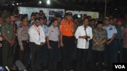 Presiden Joko Widodo memberi keterangan pers usai mengunjungi dan bertemu keluarga penumpang di krisis center AirAsia di Bandara Internasional Juanda, Selasa, 30 Desember 2014 malam. (VOA/Petrus Riski)