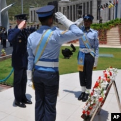 امریکی ائر فورس کے سربراہ جنرل شوارز نے پی اے ایف ہیڈ کوارٹر میں قائم شہداء کی یاد گار پر پھولوں کی چادر چڑھائی