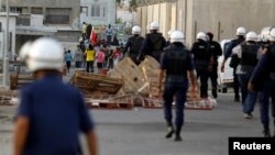 Cảnh sát chống bạo động Bahrain tiến về phía người biểu tình chống chính phủ tại Budaiya, phía tây thủ đô Manama.