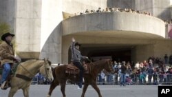 Parade koboi merupakan salah satu bentuk acara dalam Festival Houston Livestock Show and Rodeo (foto: dok).