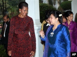 La première dame américaine Michelle Obama en compagnie d'Ani Yudhoyono, épouse du président indonésien