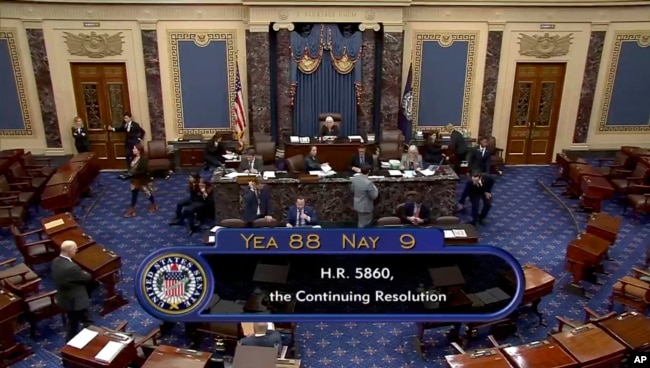 Esta captura de pantalla de video del Senado de Estados Unidos muestra el total de votos, 88-9, sobre un proyecto de ley de financiación temporal en el Senado en el Capitolio en Washington, el sábado 30 de septiembre de 2023.