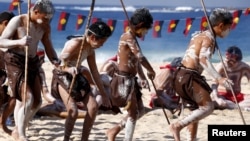 Traditonally dressed Australian Aboriginal performers participate in a 'Corroboree' showcasing traditional dance during an event to mark National Reconciliation Week on Sydney's Coogee Beach May 27, 2015.
