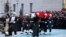 Pasukan kehormatan Turki membawa peti jenazah Duta Besar Rusia Andrei Karlov pada upacara kenegaraan di bandara Ankara, sebelum diterbangkan ke Moskow, Selasa (20/12).