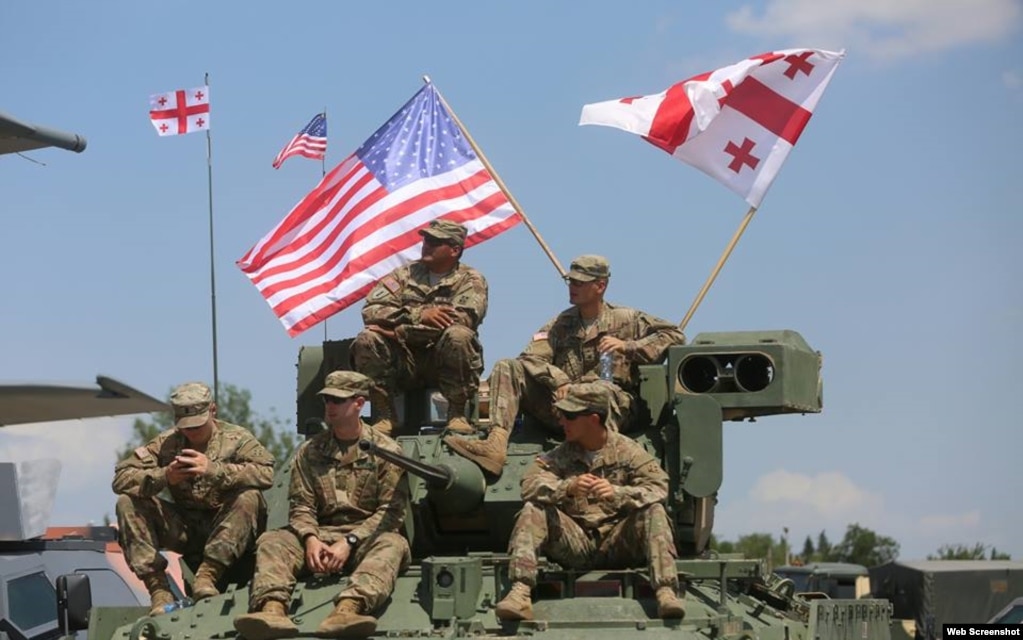 在格鲁吉亚的第比利斯城外，美军和格鲁吉亚军队举行名为尊贵伙伴的联合军事演习（2017年8月1日）。格鲁吉亚曾经是苏联的加盟共和国，而今是北约成员国。当中国和俄罗斯分别阅兵的时候，美国和格鲁吉亚也联手军演。