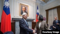 台湾总统蔡英文11月12日在台湾总统府接见出席APEC组织会议的代表张忠谋（ 台湾总统府发布）