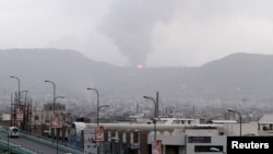 지난 6일 예멘 사나에 공습이 있은 후 연기가 치솟고 있다.
