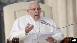 Paus Fransiskus memberikan khutbah mingguan di Vatikan. 
