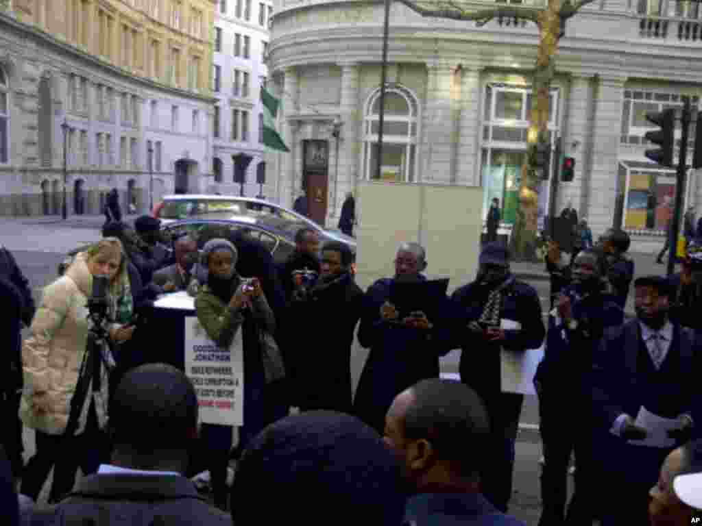 'Yan Najeriya dake zaune a Birtaniya sun yi dafifi a ofishin jakadancin Najeriya sake birnin London domin nuna rashin gamsuwa da tsare tsaren tattalin arziki masu tsauri da gwamnatin shugaba Goodluck Jonathan ta dauka da suka kuntatawa 'yan Najeriya.