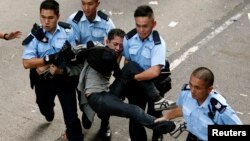 Polisi Hong Kong menangkap seorang demonstran di distrik Mongkok, Selasa (25/11).