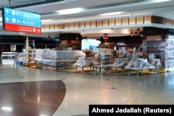 Toko-toko bebas bea Dubai di Bandara Internasional Dubai tutup di tengah merebaknya COVID-19 di Dubai, UEA 27 April 2020. (Foto: REUTERS/Ahmed Jadallah)