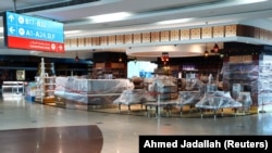 Toko-toko bebas bea Dubai di Bandara Internasional Dubai tutup di tengah merebaknya COVID-19 di Dubai, UEA 27 April 2020. (Foto: REUTERS/Ahmed Jadallah)