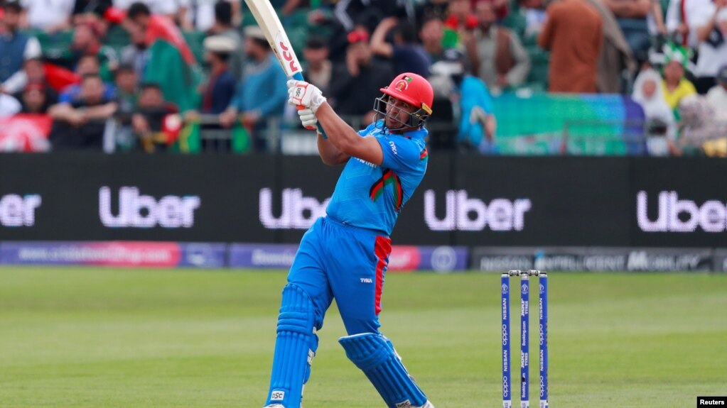 حضرت الله زازی، بازیکن تیم کرکت افغانستان که با کسب ۴۹ دوش از میدان خارج شد.