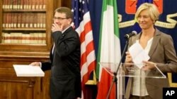 El secretario de Defensa de EE.UU., Ashton Carter, y su homóloga italiana Roberta Pinotti, durante una conferencia de prensa en Roma, el miércoles 7 de octubre de 2015.