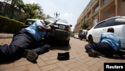 Polícia no exterior do centro comercial Westgate em Nairobi durante o ataque terrorista da al-Shabab