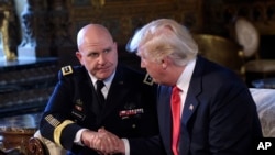川普总统与被任命为总统国家安全顾问的陆军中将麦克马斯特握手。（2017年2月20日）