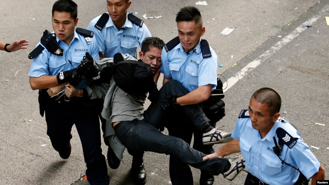 Polisi Hong Kong menangkap seorang demonstran di distrik Mongkok, Selasa (25/11).