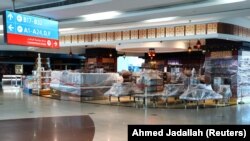 Toko-toko bebas bea Dubai di Bandara Internasional Dubai tutup di tengah merebaknya COVID-19 di Dubai, UEA 27 April 2020. (Foto: REUTERS/Ahmed Jadallah)