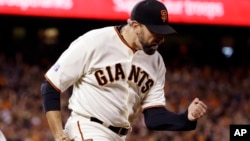 El jugador Jeremy Affeldt celebra la victoria de su equipo sobre los Cardenales, en su camino a la Serie Mundial.