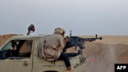 Seorang kombatan mengoperasikan senjata berat dalam baku tembak antara pasukan yang didukung Arab Saudi dan pemberontak Houthi di al-Jadaan, sekitar 50 kilometer dari Marib, di Yaman tengah, 22 November 2020. 