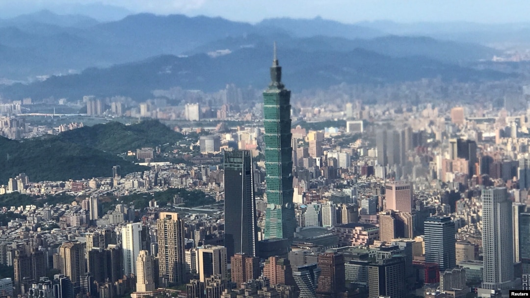 Nan Shan Plaza (kiri) dan gedung landmark Taiwan Taipei 101, 19 Agustus 2018. (Foto: REUTERS/Tyrone Siu)