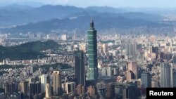 Nan Shan Plaza (kiri) dan gedung landmark Taiwan Taipei 101, 19 Agustus 2018. (Foto: REUTERS/Tyrone Siu)