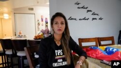 Mariana Molero viste una camiseta con la frase TPS Para Venezolanos, mientras posa para una foto en su casa de Pembroke Pines, en Florida, el 22 de enero de 2021.