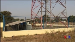 Installation de panneaux solaires dans l'ouest du Mali (vidéo)