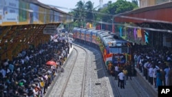 Ribuan warga Sri Lanka dari etnis Tamil menyambut kedatangan kereta api "Ratu Jaffna," Senin (13/10).