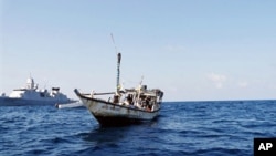 Foto dari Kementerian Pertahanan Belanda menunjukkan kapal berisi terduga pembajak Somalia yang ditangkap oleh pihak berwenang Belanda. (Foto: Dok)