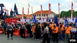 Sejumlah buruh menggelar aksi di depan Gedung Negara Grahadi pada peringatan Hari Buruh Internasional, 1 Mei 2019 (foto: VOA/Petrus Riski).