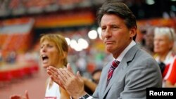 Le président de l'Association internationale des fédérations d'athlétisme, Sebastian Coe, assiste aux finales de 800m hommes lors des 15e Championnats du monde d'athlétisme au Stade national à Beijing, Chine, 29 août 2015.